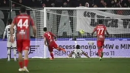 Bek Cremonese, Emanuele Valeri (tengah) mencetak gol ke gawang Juventus yang dibatalkan oleh wasit Giovanni Ayroldi selama pertandingan lanjutan Liga Serie A Italia di Zini Stadium, Cremona, Italia, Kamis (4/1/2023). Juventus menang tipis atas Cremonese dengan skor 1-0. (Massimo Paolone/LaPresse via AP)