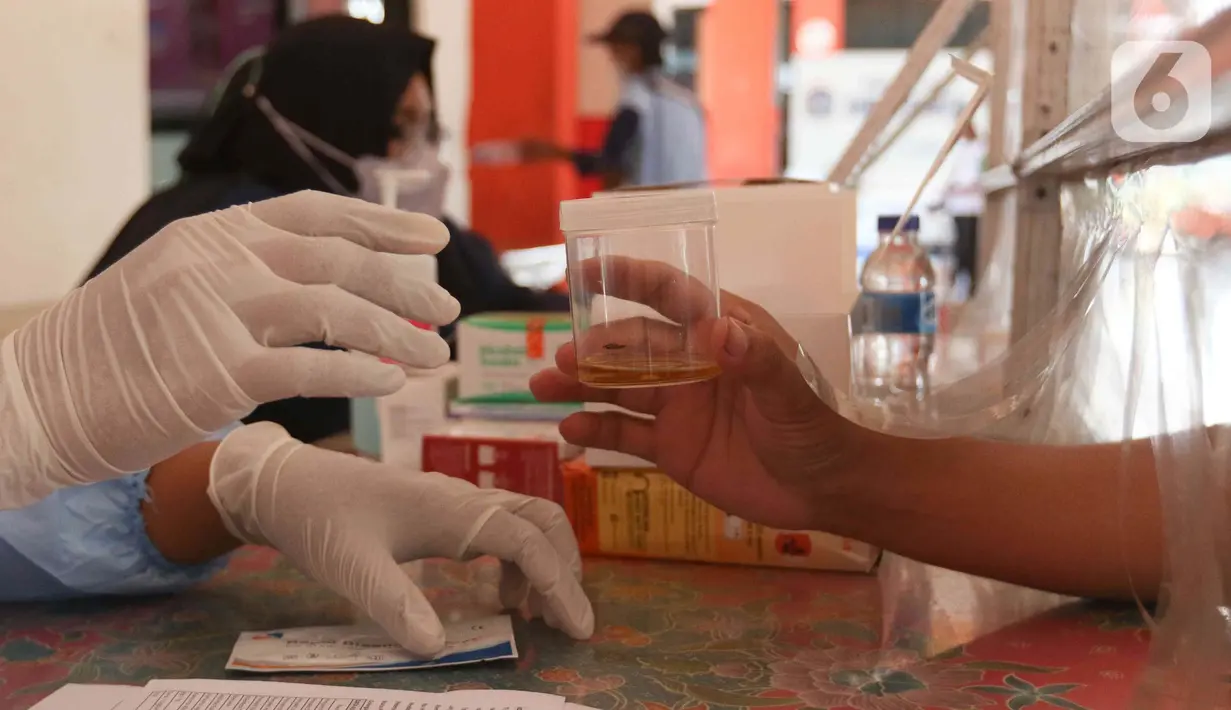 Pengemudi bus saat menjalani tes urine di Terminal Kampung Rambutan, Jakarta, Kamis (24/3/2022). Pemeriksaan kesehatan dan tes urine kepada pengemudi bus AKAP dilakukan secara rutin setiap bulan yang bertujuan untuk memastikan kesehatan pengemudi. (Liputan6.com/Herman Zakharia)