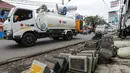 Sebuah mobil gunner spraying menyemprotkan cairan disinfektan di kawasan Pamulang, Tangerang Selatan, Sabtu (2/5/2020). Penyemprotan oleh petugas gabungan dari PMI, TNI, dan Polri ini untuk mencegah penyebaran COVID-19. (Liputan6.com/Fery Pradolo)