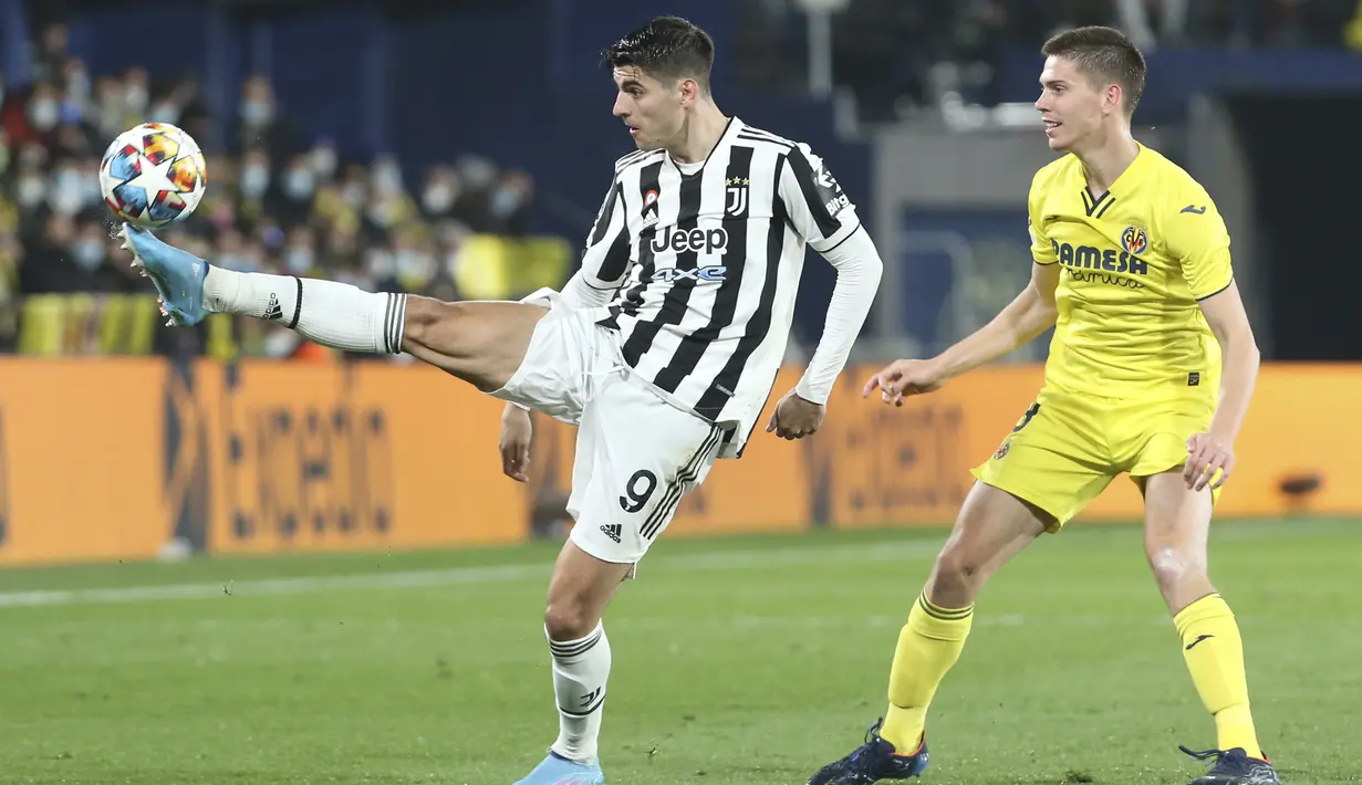 Penyerang Juventus, Alvaro Morata mengontrol bola dari kawalan pemain Villarreal, Juan Foyth pada pertandingan leg pertama Liga Champions di Estadio de la Ceramica, Spanyol, Rabu (23/2/2022).  Juventus bermain imbang atas Villarreal 1-1.  (AP Photo/Alberto Saiz)