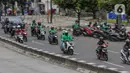 Sejumlah pengemudi ojek online membawa penumpang melintas di kawasan Harmoni, Jakarta, Selasa (7/4/2020). Selama pemberlakuan Pembatasan Sosial Berskala Besar (PSBB), layanan ojek online (ojol) akan dilarang mengangkut penumpang dan hanya dibolehkan untuk antar barang. (Liputan6.com/Faizal Fanani)