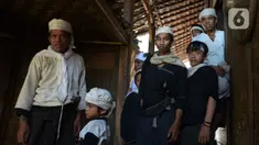 Masyarakat Baduy menunggu untuk menjalani vaksinasi Covid-19 di Desa Kanekes, Ciboleger, Kabupaten Lebak, Banten Kamis (14/10/2021). Tujuan vaksinasi Covid-19 untuk mempercepat kekebalan komunal (Herd imunity) mencegah penyebaran virus corona. (merdeka.com/Imam Buhori)