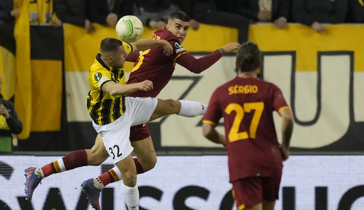 Bek Vitesse, Maximilian Wittek berebut bola dengan bek AS Roma, Gianluca Mancini pada pertandingan leg pertama babak 16 Liga Europa di stadion Gelredome di Arnhem, Belanda, Jumat (11/3/2022). Roma menang tipis atas Vitesse 1-0. (AP Photo/Peter Dejong)