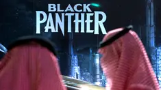 Pengunjung menunggu dekat banner film Black Panther selama acara gala undangan di King Abdullah Financial District Theatre, ibu kota Riyadh, Rabu (18/4). Setelah pelarangan selama 35 tahun, bioskop kembali beroperasi di Arab Saudi. (AP/Amr Nabil)