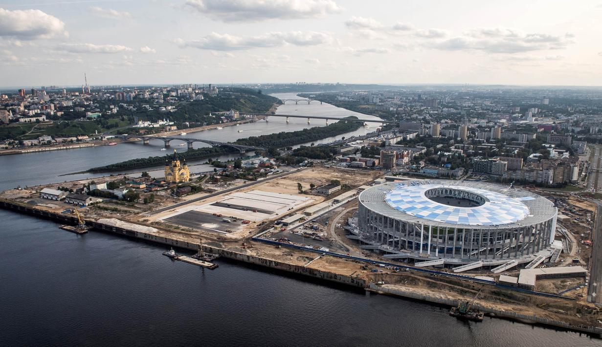 Suasana proyek pembangunan Stadion Nizhny Novgorod, Rusia, Sabtu (26/8/2017). Stadion ini merupakan salah satu dari 12 stadion yang akan digunakan untuk perhelatan akbar Piala Dunia 2018 di Rusia. (AFP/Mladen Antonov)