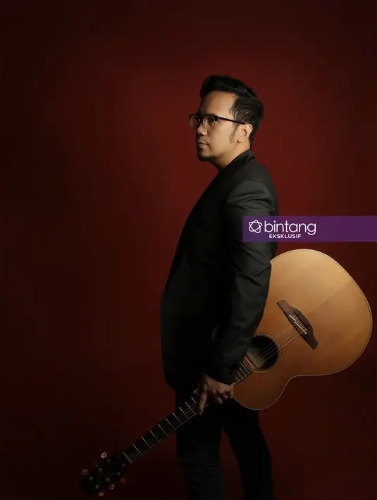 "Jadi sebisa mungkin gue fokusnya bukan di album, bukan mengumpulkan lagu yang banyak terus dijadikan satu album dalam tema yang sama tapi buat nerusin konsistensi dimana gue bikin cerita dalam karya-karya gue," ungkap Adera. (Galih W. Satria/Bintang.com)