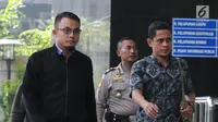 Ketua Fraksi PAN DPRD Lampung Agus Bhakti Nugroho (kiri) saat tiba di Gedung KPK, Jakarta, Jumat (27/7). Agus terjaring operasi tangkap tangan (OTT) KPK bersama Bupati Lampung Selatan Zainudin Hasan. (Merdeka.com/Dwi Narwoko)