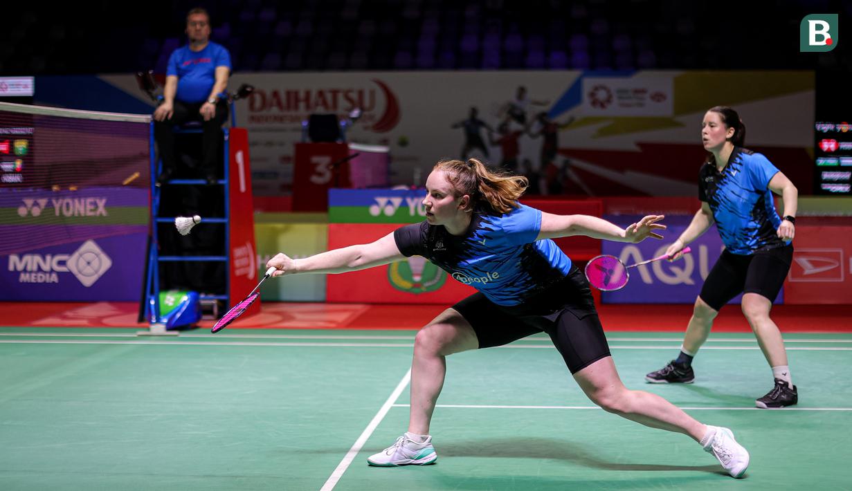 <p>Ganda putri Belanda, Debora Jille/Cheryl Seinen berusaha mengembalikan bola ke arah lawannya, pasangan Indonesia, Apriyani Rahayu/Siti Fadia Silva Ramadhanti pada laga babak 32 besar Daihatsu Indonesia Masters 2024 di Istora Senayan, Jakarta, Selasa (23/1/2024). Debora Jille/Cheryl Seinen menang dua game langsung 21-14, 21-17. (Bola.com/Bagaskara Lazuardi)</p>