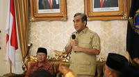 Ketua Fraksi Gerindra DPR RI Ahmad Muzani saat menyalurkan bantuan kepada korban gempa Cianjur. (Ist)