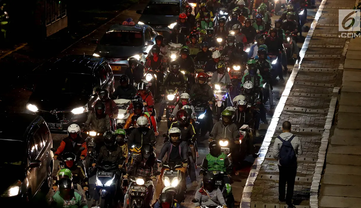 Kendaraan terjebak macet di Kolong Semanggi, Jakarta, Rabu (9/8). Kepala Dishub DKI Andri Yansyah mengatakan, uji coba pelarangan kendaraan roda dua dari patung kuda hingga Bundaran Senayan akan dilakukan awal Sepetember 2017. (Liputan6.com/Johan Tallo)