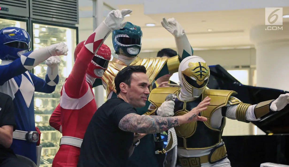 Pemeran Power Ranger Hijau, Jason Frank berpose bersama karakter Power Ranger lainnya seusai jumpa pers Indonesia Comic Con 2017 di kawasan Thamrin, Jakarta, Kamis (26/10). (Liputan6.com/Herman Zakharia)