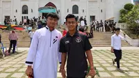 Beranggotakan mayoritas muslim, skuad Timnas Indonesia U-22 tetap melaksanakan kewajibannya untuk beribadah di mana pun berada, termasuk di Kamboja di sela mengikuti ajang SEA Games 2023. Pada Jumat (5/5/2023) para pemain, pelatih dan ofisial tim Garuda Muda melaksanakan ibadah Salat Jumat di Masjid Al Serkal, Phnom Penh, Kamboja. Berikut beberapa penampakannya. (Bola.com/Abdul Aziz)