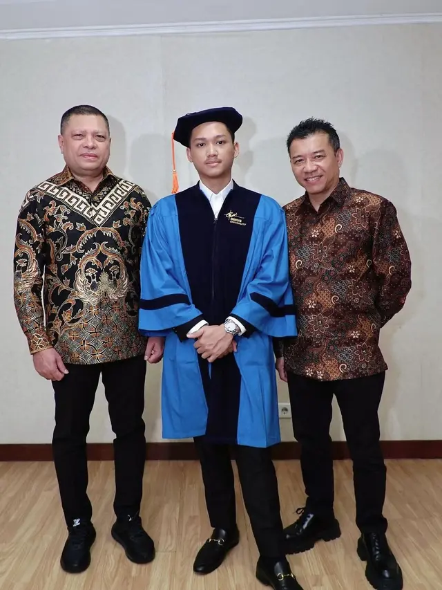 7 Momen Haru Azriel Hermansyah Wisuda Sarjana, Beri Bunga ke Krisdayanti