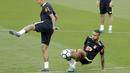 Striker Brasil, Neymar, mengikuti sesi latihan bersama timnas Brasil jelang laga kualifikasi piala dunia 2018 di Porto Alegre, Brasil, Selasa (29/8/2017). Brasil akan berhadapan dengan Ekuador. (AP/Andre Penner)
