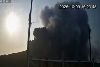 Gunung Anak Krakatau kembali erupsi dengan kolom abu mencapai 250 meter.