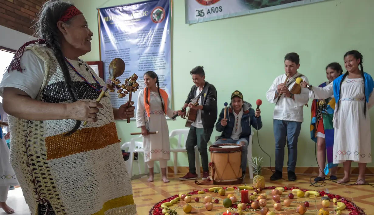 Penduduk asli Kolombia bermain musik untuk berpartisipasi dalam pertemuan merayakan Hari Internasional Penduduk Asli / Masyarakat Adat di Bogota (9/8). (AFP Photo/Raul Arboleda)