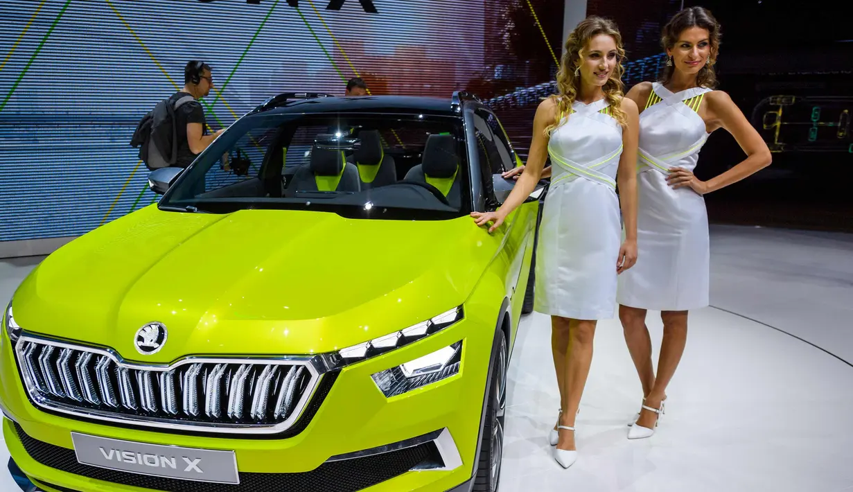 Dua model berpose di samping Skoda Vision X selama Geneva International Motor Show ke-88 di Jenewa, Swiss (6/3). Pameran ini menghadirkan lebih dari 180 peserta dan lebih dari 110 pertunjukan perdana dunia dan Eropa. (Martial Trezzini / Keystone via AP)