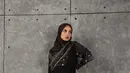 Baju gamis berwarna hitam kembang dengan motif serupa dengan hijab. (instagram/zaskiasungkar15)