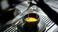 Memanfaatkan ampas kopi yang terbuang, Julian Lechner mengkreasinya menjadi cangkir kopi unik yang beraroma khas. Foto : Odditycentral