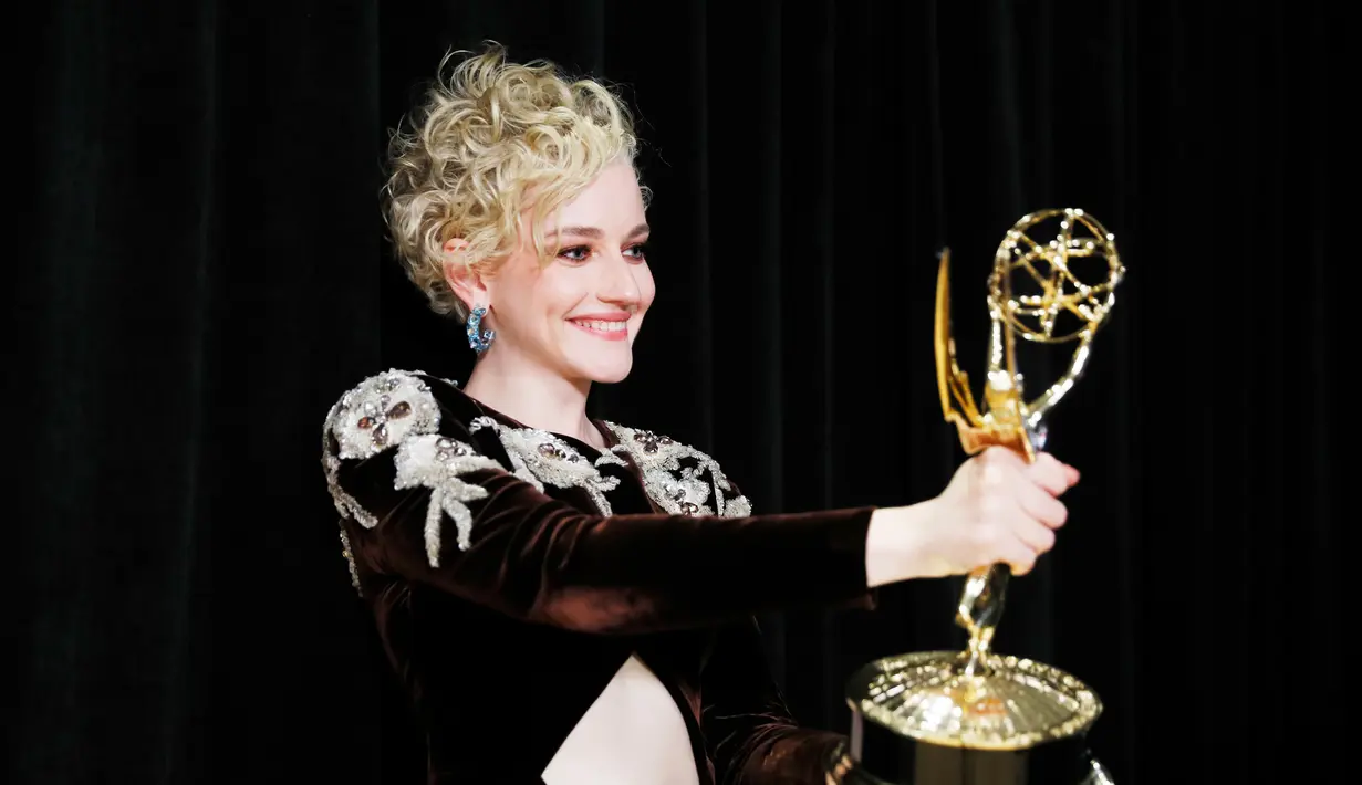 Julia Garner menerima penghargaan kategori aktris pendukung terbaik dalam serial drama pada ajang Primetime Emmy Awards ke-74 di Microsoft Theater, Los Angeles, Amerika Serikat, 12 September 2022. "Saya ingin berterima kasih kepada Jason Bateman karena telah memberi kesempatan pada saya. Dan Laura Linney, yang telah menjadi cahaya penuntun bagi saya," kata Julia dalam sambutannya. (Photo by Danny Moloshok/Invision for the Television Academy/AP Images)