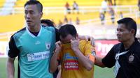 Yu Hyun-koo menangis dan ditenangkan Yoo Jae-hoon (kiper Persipura) serta Hartono Ruslan (caretaker pelatih Sriwijaya FC), Minggu (30/7/2017). (Bola.com/Riskha Prasetya)