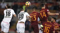 Para pemain AS Roma dan Palermo berebut bola pada lanjutan Serie A di Olimpico stadium, Roma, Senin (24/10/2016) dini hari WIB. (EPA/Riccardo Antimiani)