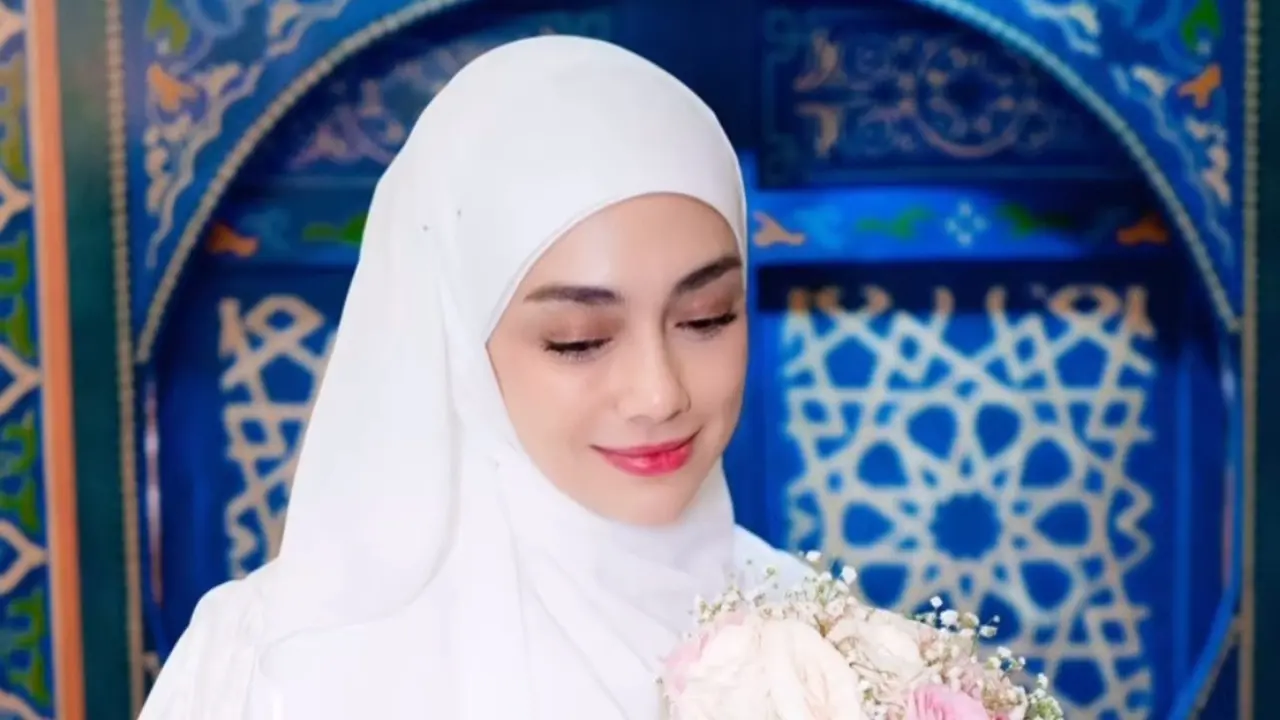 Celine Evangelista Berhijab