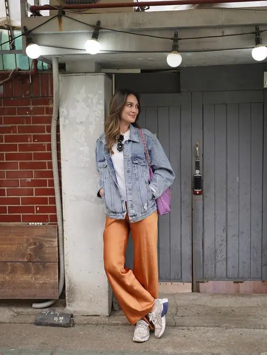 Momen seru Luna Maya saat di Korea Selatan pun dibagikan pada unggahan terbaru di Instagram pribadinya. Perempuan 38 tahun itu tampak menawan dalam balutan outfit yang chic dan stylish. (Instagram/lunamaya).