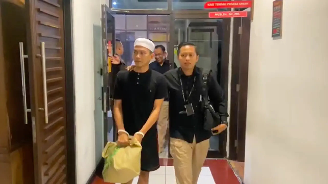 Polisi melakukan pelimpahan Tahap II alias penyerahan Youtuber Ilyas Ilyasa alias Emak Gila, tersangka kasus promosi situs judi online beserta barang bukti ke Kejaksaan Negeri Bandung. (Istimewa)