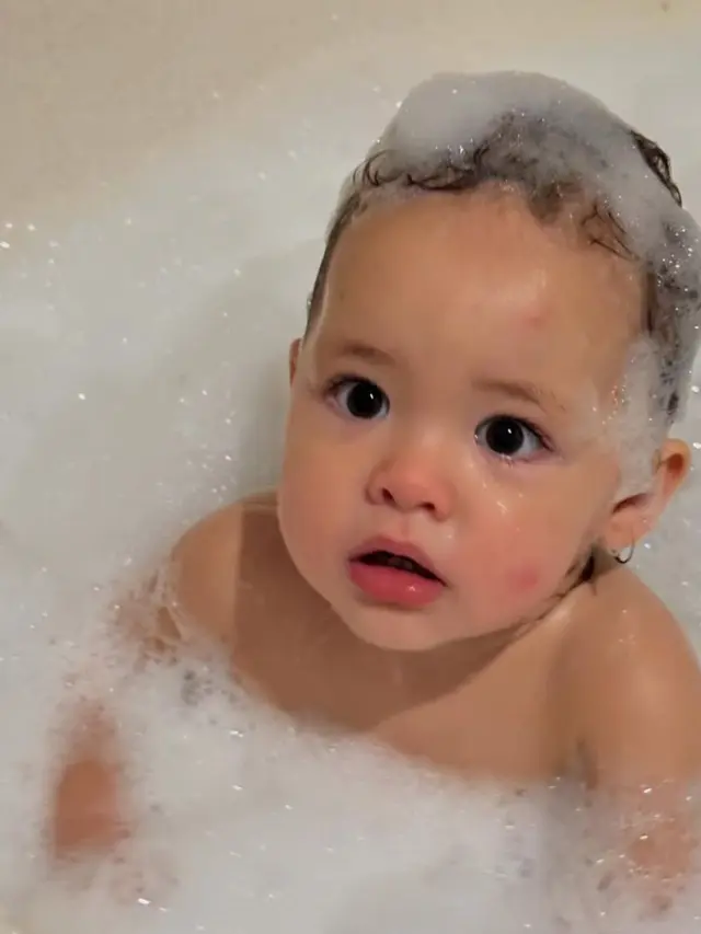 Potret gemas Baby Kamari mandi busa (credit: https://www.instagram.com/jennifercoppenreal20/).