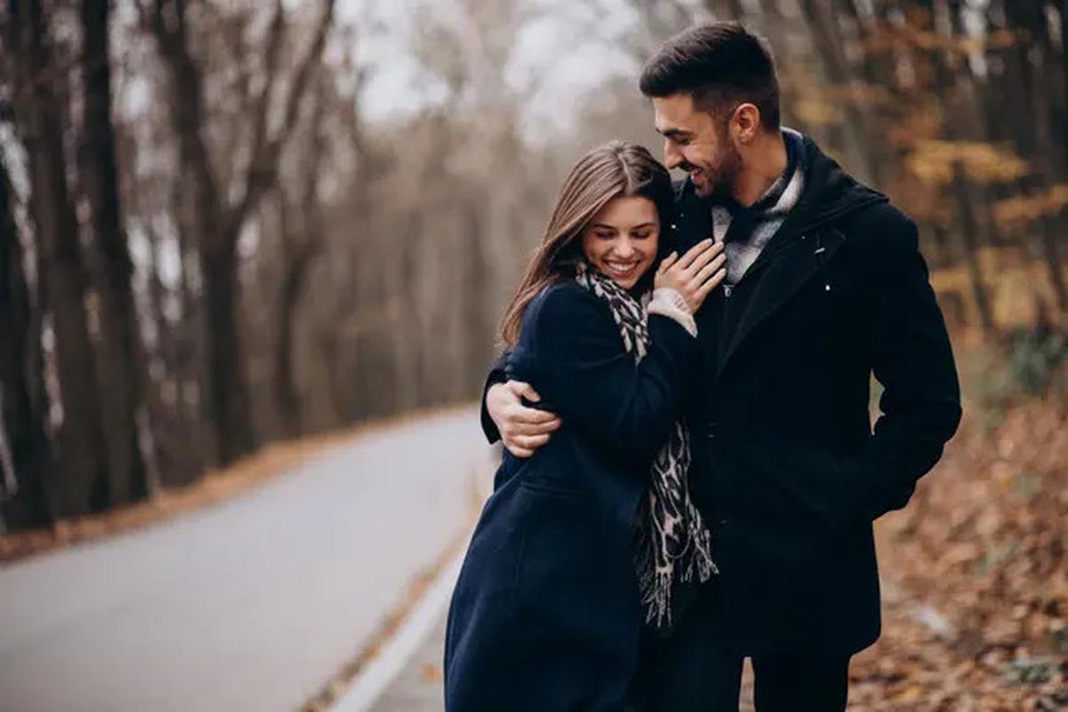 5 Alasan Perempuan Lebih Suka Berkencan dengan Laki-Laki yang Lebih Tua