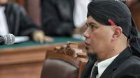 Terdakwa Ahmad Dhani menjalani sidang lanjutan atas kasus ujaran kebencian di PN Jakarta Selatan, Senin (28/1). Dalam sidang beragendakan vonis tersebut, hakim menuntut Ahmad Dhani dengan pidana penjara 1 tahun 6 bulan. (Liputan6.com/Faizal Fanani)