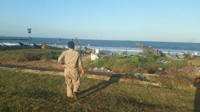 Petugas BPBD Cilacap mengecek kondisi tanggul penahan ombak usai terjadi gelombang pasang.  (Foto: Liputan6.com/BPBD Cilacap/Muhamad Ridlo)