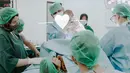 Ini adalah momen ketika buah hatinya tercinta telah lahir dengan sehat dan selamat. Wajah sang anak ditutupi stiker, Sarah dan suami sepakat untuk tidak mengekspos wajah Baby Aldevaro kepada publik sampai waktunya tiba. Tak hanya Sarah dan suami, dokter hingga perawat yang membantu proses melahirkan Sarah juga turut bahagia atas kelahiran anak Sarah Keihl. (Liputan6.com/IG/@sarahkeihl)