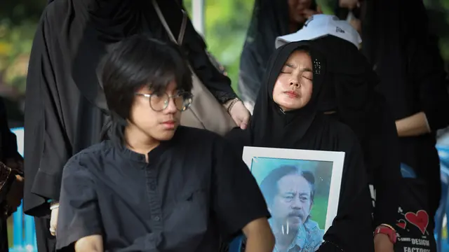 Isak Tangis Karina Ranau Iringi Pemakaman Epy Kusnandar di TPU Jeruk Purut