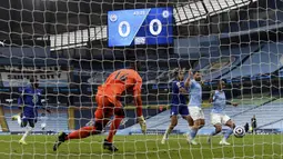 Gelandang Manchester City, Raheem Sterling (kanan) melepaskan tendangan yang berbuah gol ke gawang Chelsea dalam laga lanjutan Liga Inggris 2020/2021 pekan ke-35 di Etihad Stadium, Manchester, Sabtu (8/5/2021). Manchester City kalah 1-2 dari Chelsea. (AP/Shaun Botterill/Pool)