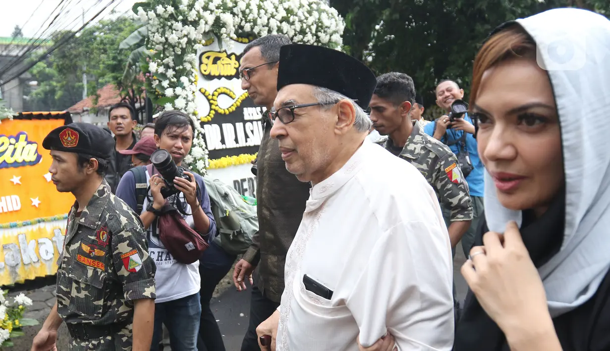 Cendekiawan muslim Quraish Shihab (kedua kanan) bersama anaknya Najwa Shibab saat melayat KH Salahuddin Wahid atau Gus Sholah di rumah duka kawasan Mampang Prapatan, Jakarta, Senin (3/2/2020). Gus Sholah meninggal di RS Harapan Kita Jakarta karena sakit. (Liputan6.com/Herman Zakharia)