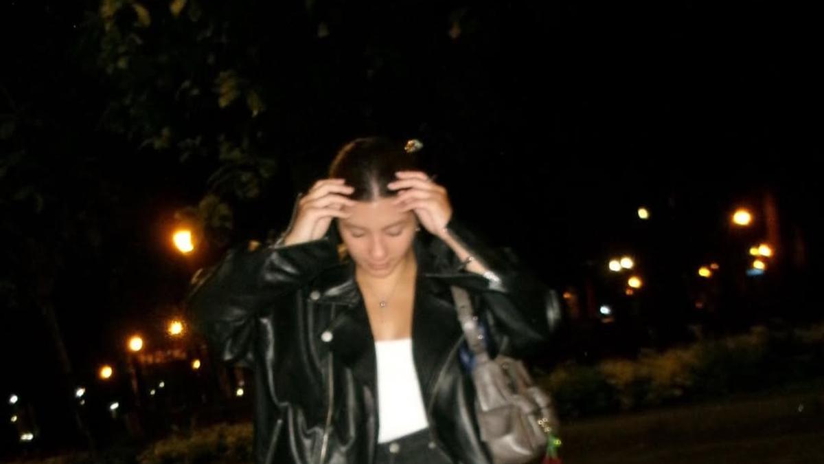 Gaya Edgy Shaloom Razade dalam Jaket Kulit Oversized dan Sneakerina, Simpel dan Modern