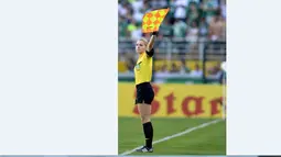 Fernanda Colombo Uliana adalah asisten wasit asal Brasil