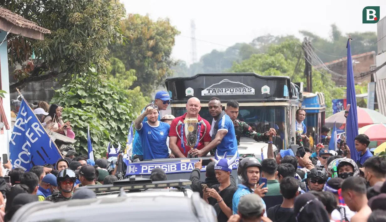 Pelatih Persib Bandung, Bojan Hodak dan dua pemain Persib Bandung, Marc Klok serta Victor Iqbonefo memegang trofi BRI Liga 1 2023/2024 saat diarak menuju kediaman Umuh Muchtar, Tanjungsari, Sumedang, Minggu (02/06/2024). (Bola.com/M Iqbal Ichsan)
