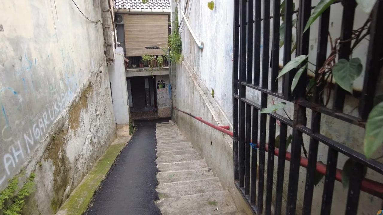 Pintu Masuk Gang Menurun Tajam namun Kondisinya Rapi dan Bersih