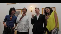 Slank Abdee , Jokowi, Matt dan artis Olga Lydia berpose bersama di Balai Kota, Jakarta, Rabu (6/8/2014) (Liputan6.com/Herman Zakharia)