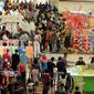 Sejumlah calon pembeli memadati Pusat Grosir Metro Tanah Abang Blok B, Jakarta, Selasa (5/7). Sehari jelang Idul Fitri 1437 H, aktivitas jual beli pakaian di Blok B Tanah Abang masih terlihat ramai. (Liputan6.com/Helmi Fithriansyah)