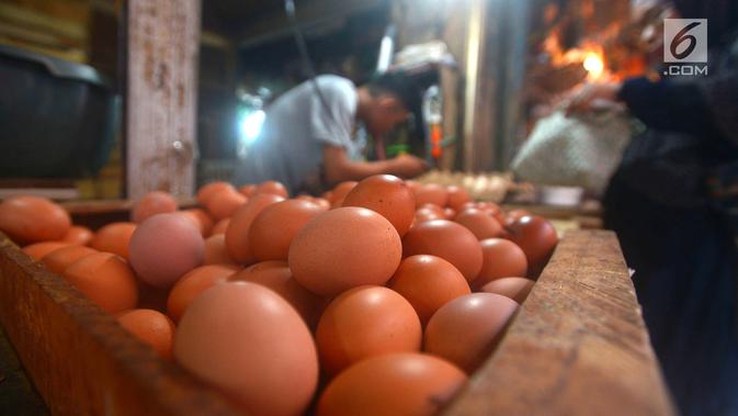 Penjual telur melayani pembeli di Jakarta. (Merdeka.com/Imam Buhori)