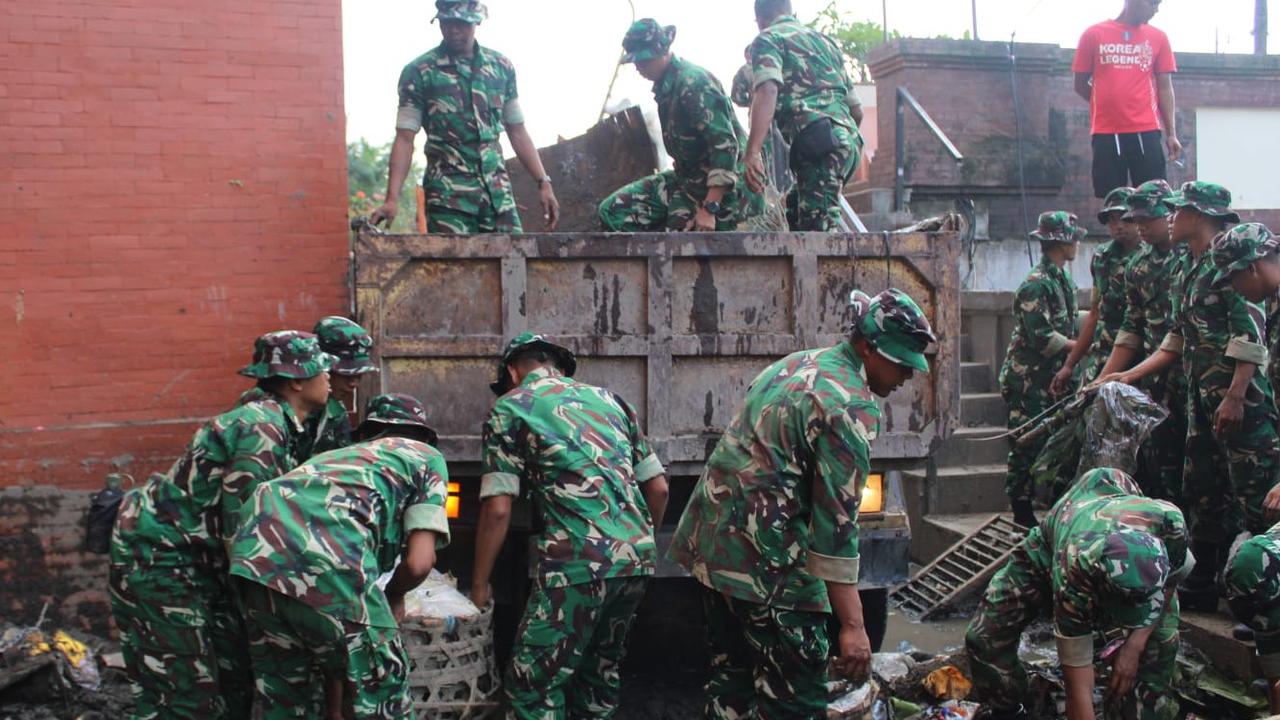 Pasca Banjir Bali, Kodam IX/Udayana Terjunkan Ratusan Prajurit Bantu Evakuasi dan Distribusi Bantuan