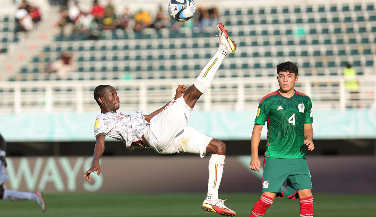 Kedua tim beberapa kali saling menekan dan berusaha menguasai pertandingan. (Doc. LOC WCU17/NFL)