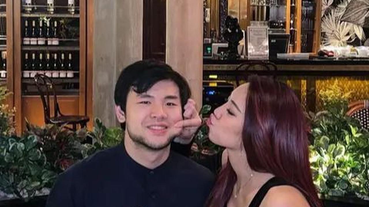 Bahkan, ada foto manis di mana wanita bernama Vietyana Chloe berpose sambil mencubit pipi Sean.