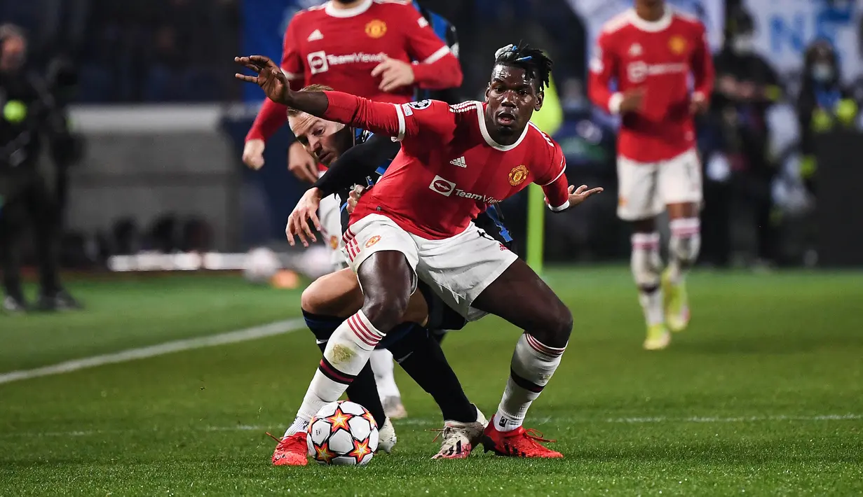 Gelandang Manchester United (MU), Paul Pogba (kanan) berebut bola dengan gelandang Atalanta, Teun Koopmeiners pada matchday keempat Liga Champions di Stadion Gewiss, Rabu dini hari WIB (3/11/2021). Atalanta berhasil menahan imbang MU 2-2. (Marco BERTORELLO / AFP)