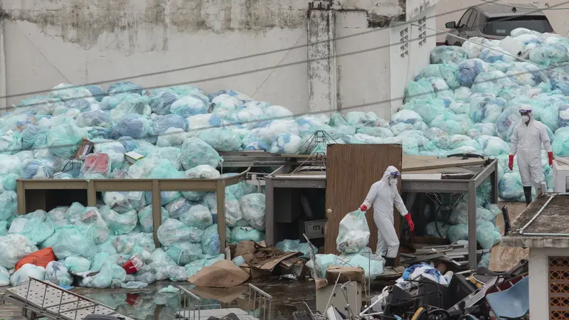 FOTO: Limbah Medis Menggunung di Luar Rumah Sakit Meksiko