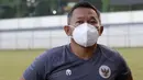 Pelatih Timnas Putri Indonesia, Rudy Eka Priyambada, mengaku cukup puas dengan perkembangan yang diperlihatkan para pemainnya pada uji coba ini. Skuat Garuda Pertiwi banyak mendapatkan pelajaran yang berharga jelang menghadapi Singapura nanti. (Foto: Bola.com/M Iqbal Ichsan)